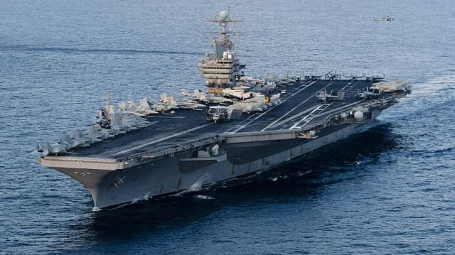 США: Кушнер и Уиткофф посетили авианосец USS Abraham Lincoln после переговоров с Ираном