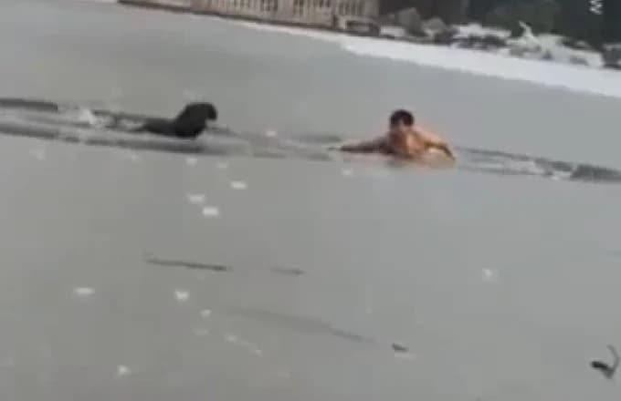 China: Mann rettet Kind aus zugefrorenem See – Retter in Gefahr (Video)