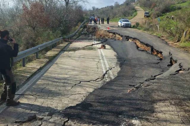 Dívri en Olimpia Aislada por Hundimiento de Carretera
