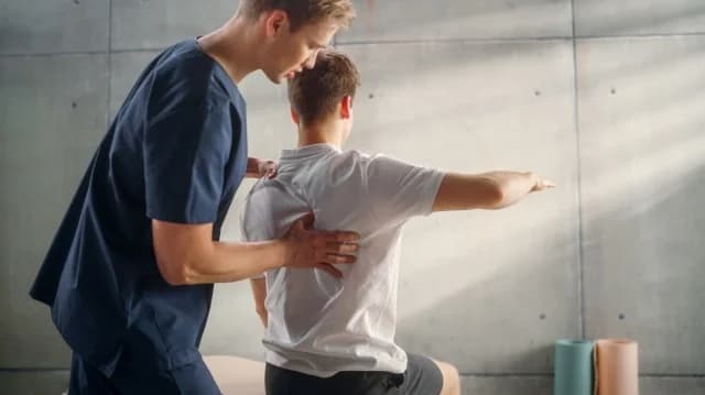 Muskel-Skelett-Probleme: Die Rolle des Physiotherapeuten im NHS
