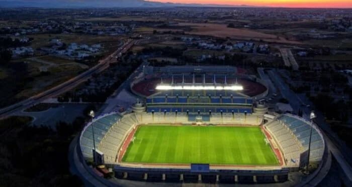 Estadio GSP: Vehículos policiales dañados tras enfrentamientos en el partido APOEL-AEK