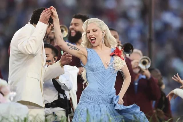 Bad Bunny 和 Lady Gaga：2026 年超级碗上的病毒视频
