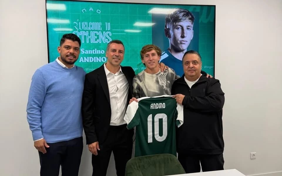 Andreas Dimitriou: Posiert mit Atino nach dem Sieg von Panathinaikos
