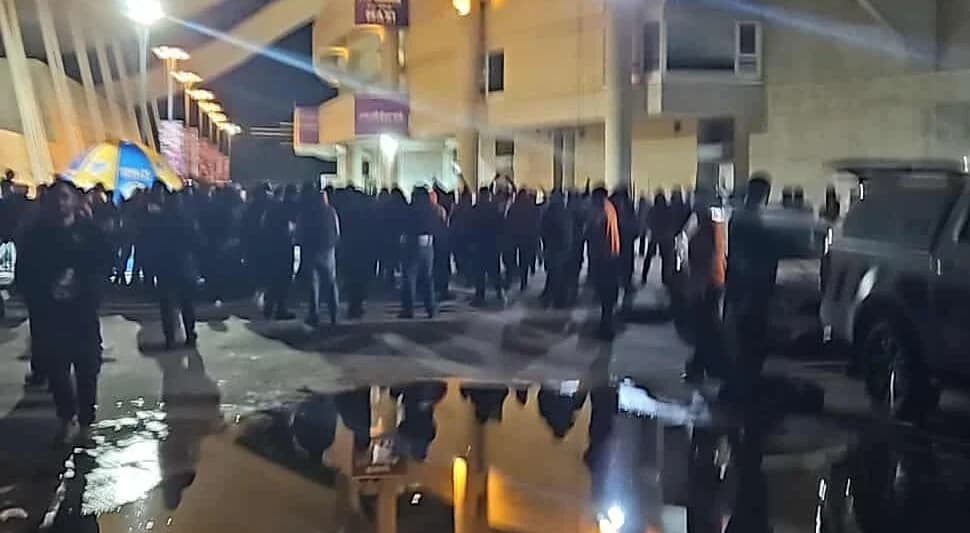 Vandalismo en el Estadio GSP: Cinco coches de policía dañados