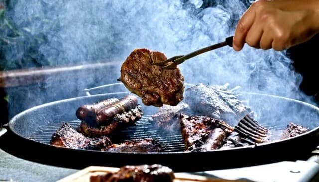 Τσικνοπέμπτη: Τι είναι και τι συμβολίζει το έθιμο
