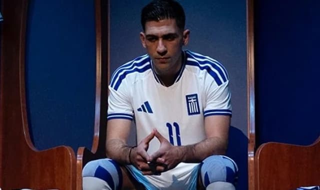 מדי הנבחרת החדשים של יוון: מחווה ליורו 2004