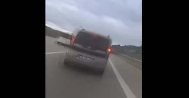 Τουρκία: Μοτοσικλετιστής συγκρούστηκε με φορτηγό στην Προύσα – Βίντεο