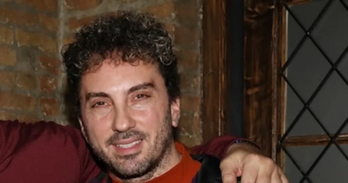Ιωάννης Μελισσανίδης: Εμφάνιση στην πρεμιέρα της παράστασης «Βροχή τα βέλη»