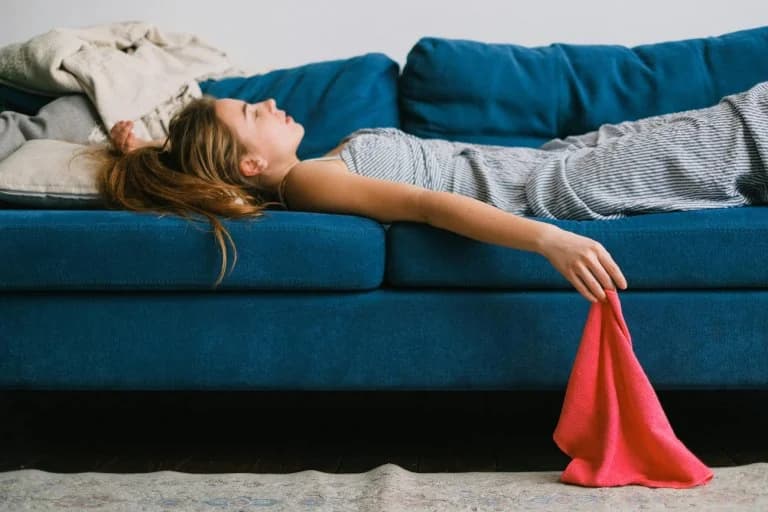 Gen Z: Οι 7 λόγοι που την κρατούν πίσω – Ακριβά ενοίκια, χαμηλοί μισθοί