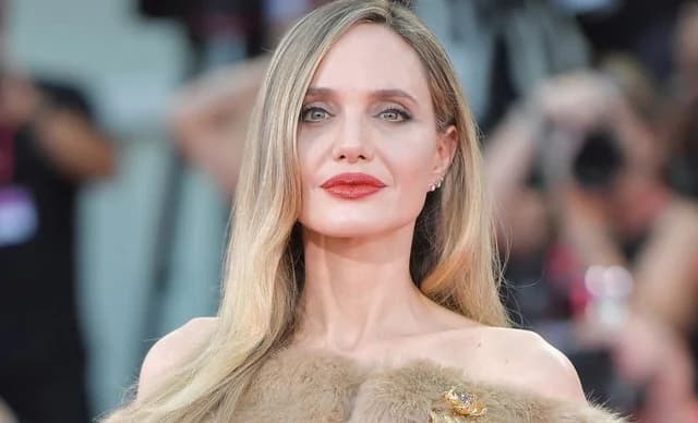 Angelina Jolie begeistert in Givenchy bei Filmpremiere