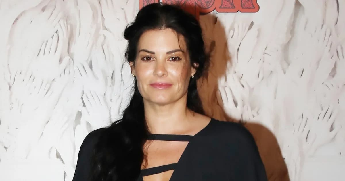María Korinthiou: Aparición con vestido negro total y zapatos estilo pointe