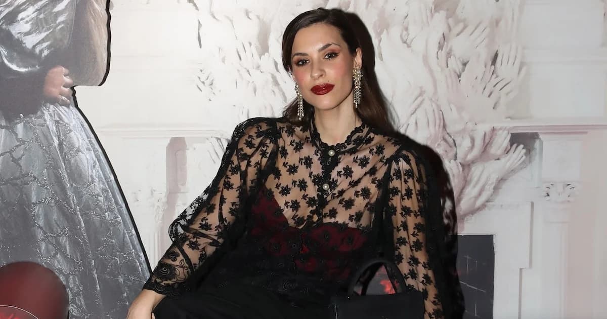 Isabella Foutlop deslumbra con un look negro transparente en el estreno