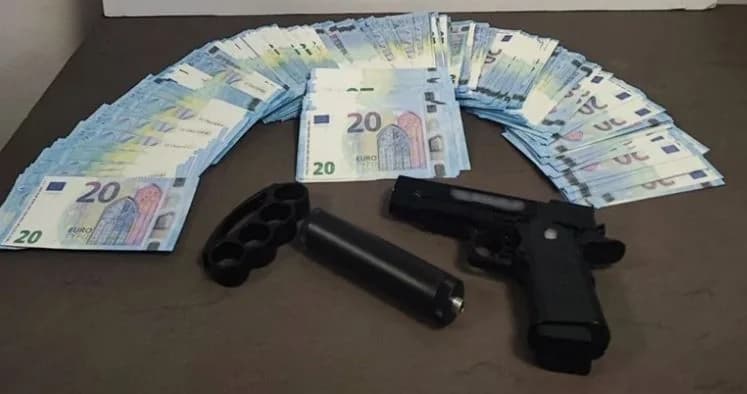 Thessaloniki: Counterfeit 20 Euro Bills and Weapons Seized – 21-Year-Old Arrested