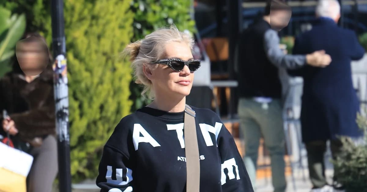 Sasa Stamati: Chic sporty look in Glyfada