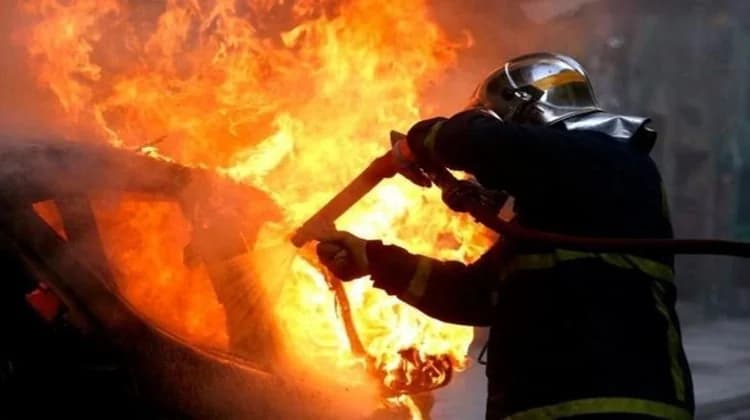 Лимассол: Автомобиль 26-летней девушки полностью уничтожен огнем