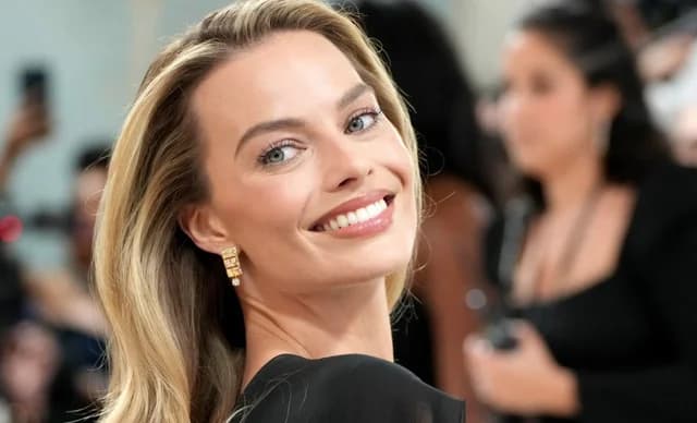 Margot Robbie: Casual Style Lessons with Chanel