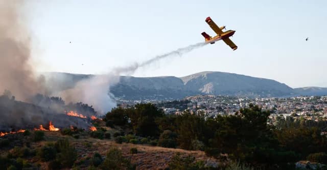 Χίος: Μάχη με τις αναζωπυρώσεις – Εκκενώθηκε ξανά η Βέσσα