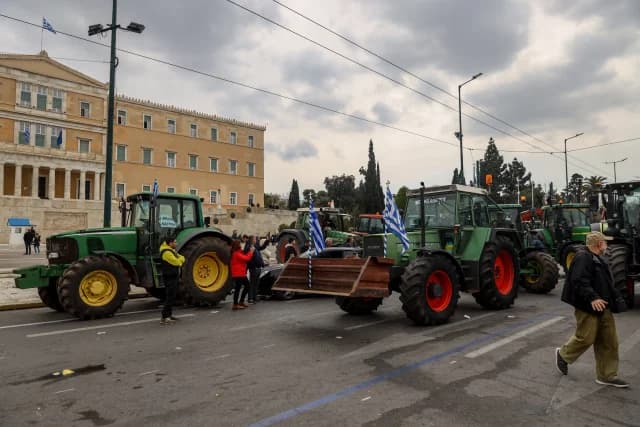 חקלאים מפגינים באתונה: טרקטורים מגיעים לכיכר סינטגמה