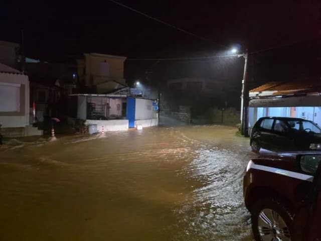 Floods in Chios and Crete: Landslides and traffic disruption