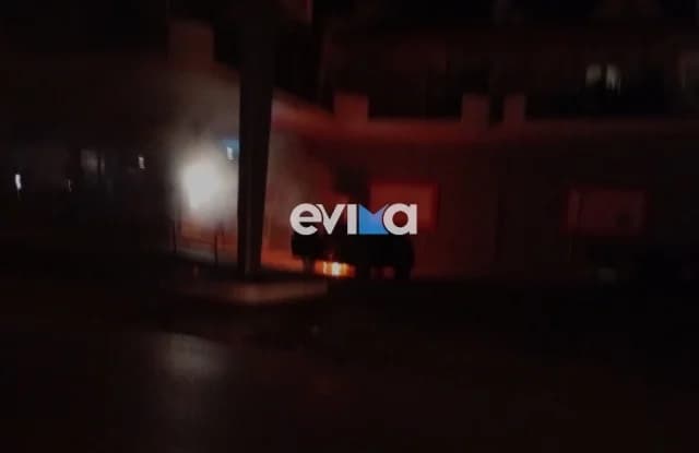 Χαλκίδα: Αυτοκίνητο τυλίχθηκε στις φλόγες σε πάρκινγκ σούπερ μάρκετ