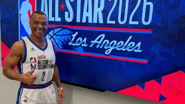 Матч знаменитостей NBA All-Star: Кафу играет в баскетбол с Адетокунбо