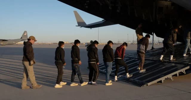 Bericht: Trumps Abschiebungen von Migranten kosten bis zu 1 Million Dollar pro Person