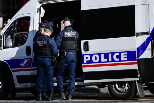 Paris: Police Shoot Man Near Arc de Triomphe