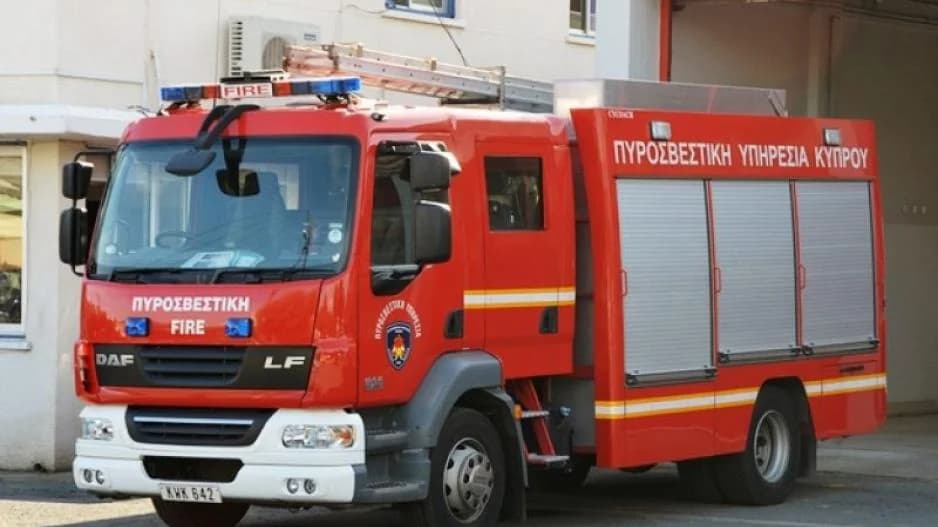 Φωτιά σε όχημα στην Αραδίππου λόγω βραχυκυκλώματος