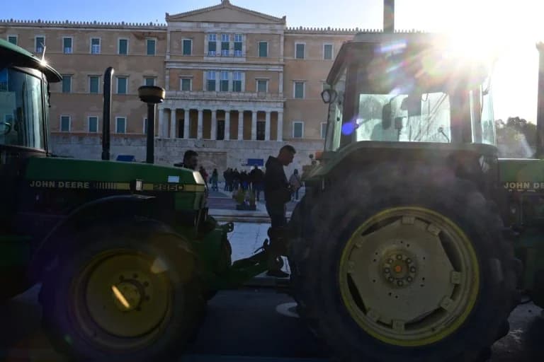 Αγρότες: Διανυκτέρευσαν στο Σύνταγμα, αποχωρούν με σχέδια για συνέχιση των κινητοποιήσεων