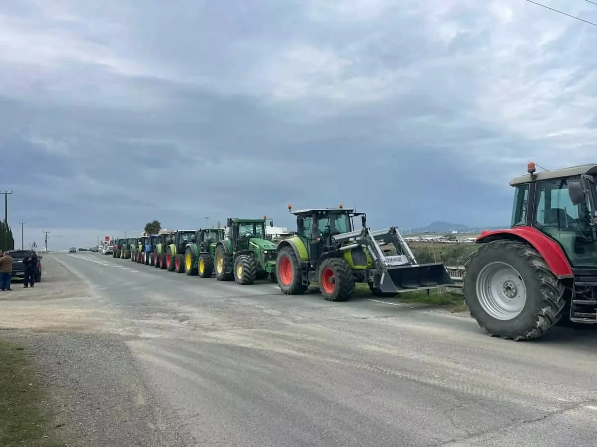 Protesta de agricultores frente a KOAP en Nicosia con tractores