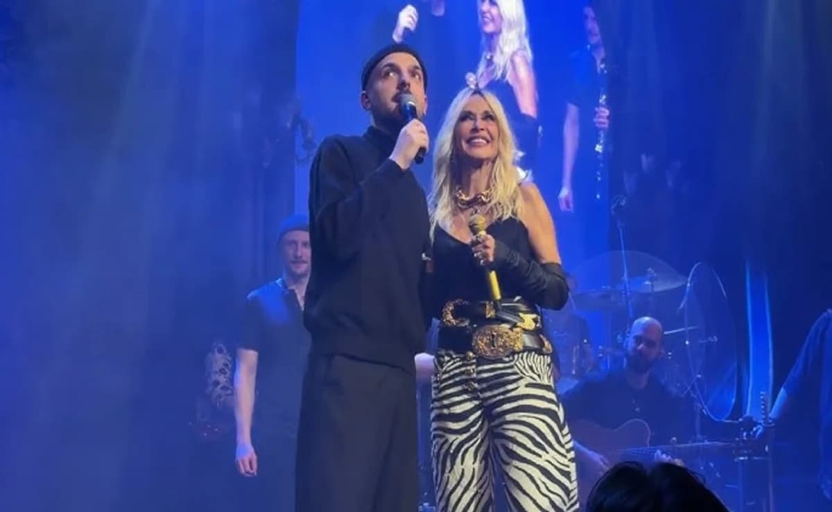 Anna Vissi and Apon: Unexpected appearance at Hotel Ermou