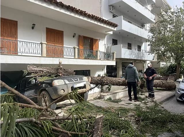 Crete: Strong Winds Cause Disruptions, Flight Cancellations and School Closures