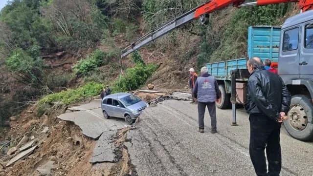佐梅尔卡：司机逃脱省道山体滑坡