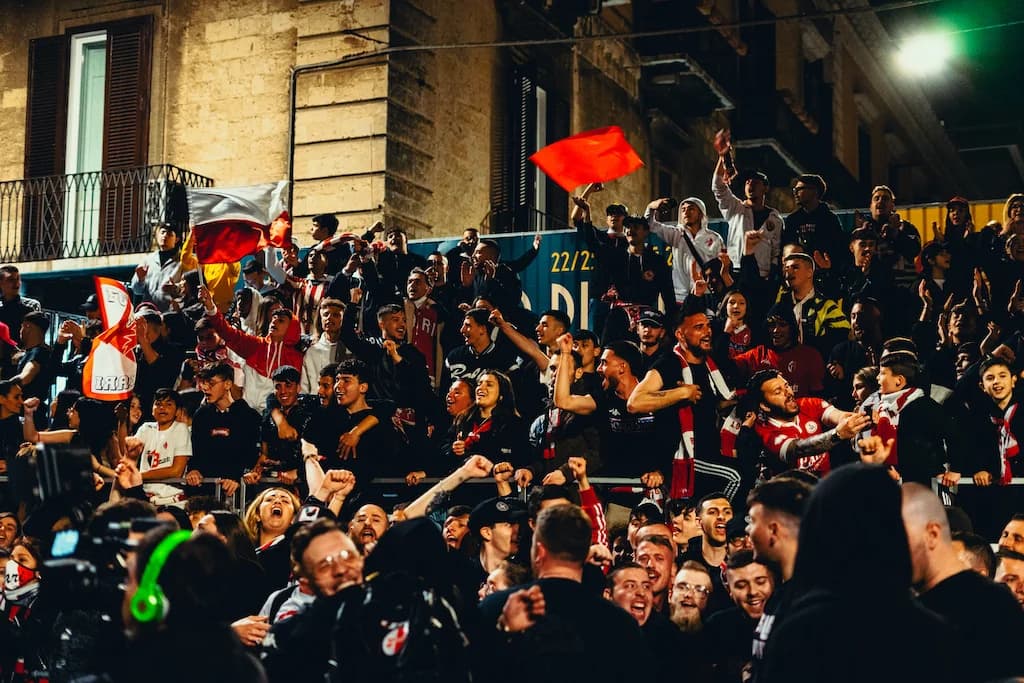 Spannungen in Bari: Fans stürmen Stadion auf der Suche nach De Laurentiis' Sohn