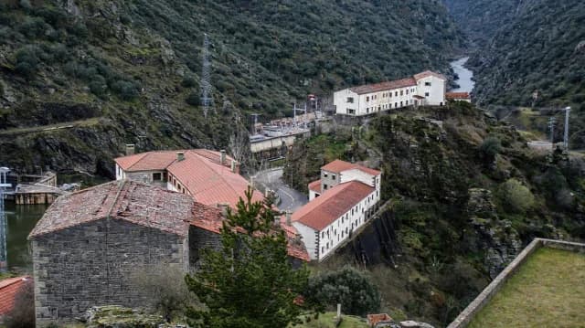 Estadounidense compra pueblo entero en España