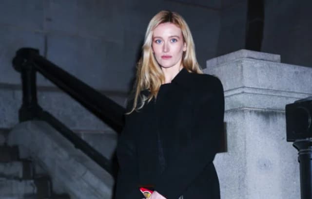 Sarah Pidgeon ließ sich von Carolyn Bessette bei der Khaite Show inspirieren