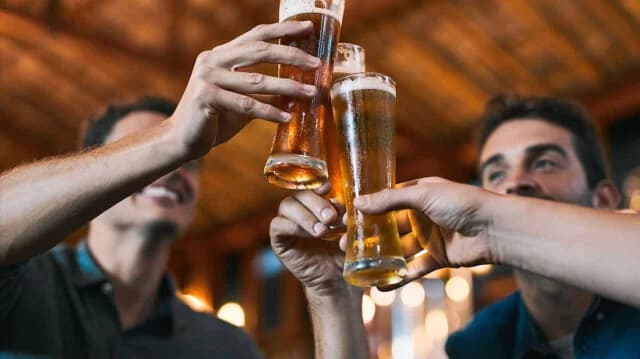 Cambios en el entretenimiento griego: menos alcohol, domingos por la tarde y bares locales