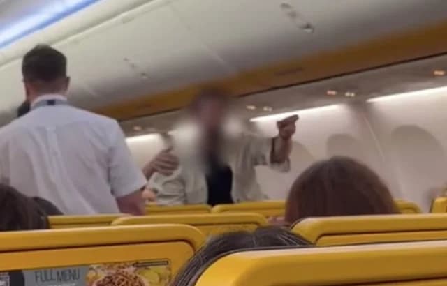 Betrunkener Passagier verursacht Chaos auf Ryanair-Flug, von Polizei entfernt (Video)