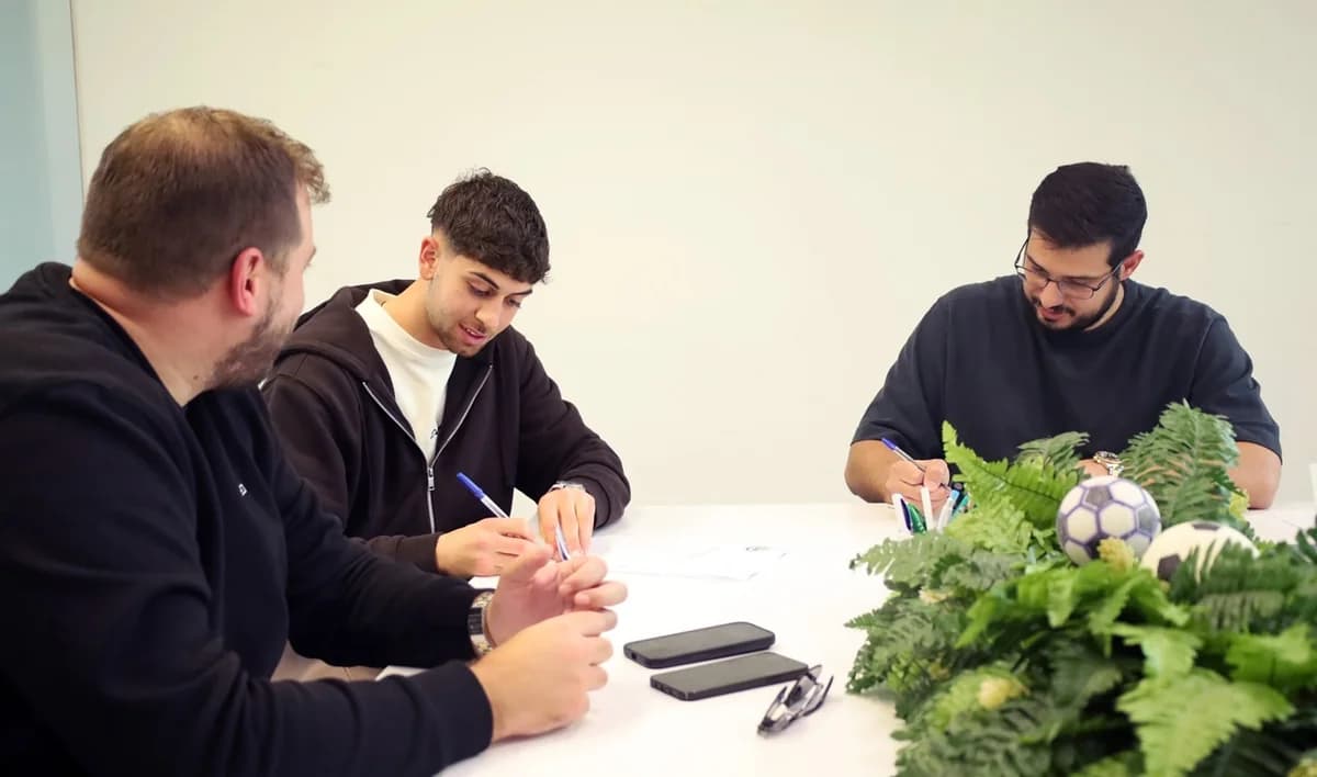 Omonia: Angelos Neofytou signs new contract (pics)
