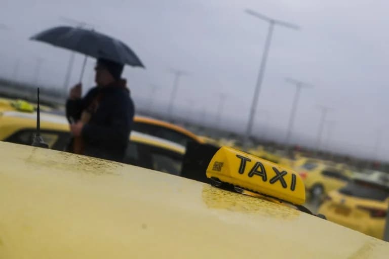 Απεργία ταξί: Κινητοποιήσεις και πορεία στο αεροδρόμιο