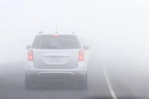 Advertencia: Visibilidad reducida por niebla en la autopista