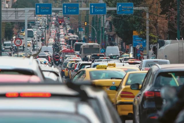 Caos de tráfico en Atenas: Congestión y huelga de taxis