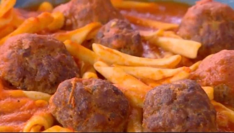 Receta: Albóndigas de cordero en salsa de tomate con skioufihta por D. Skarmoutsos