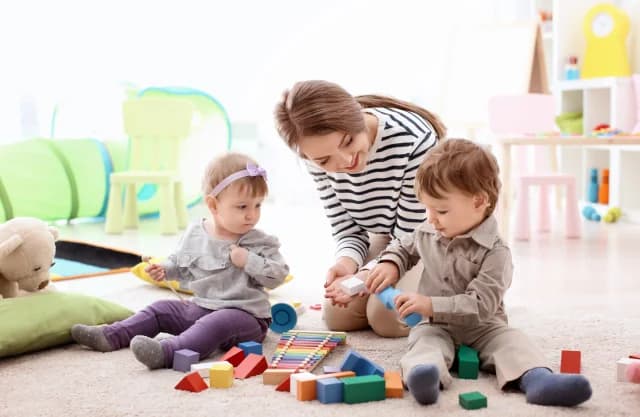 «Neighborhood Nannies» Program Expands Across Greece