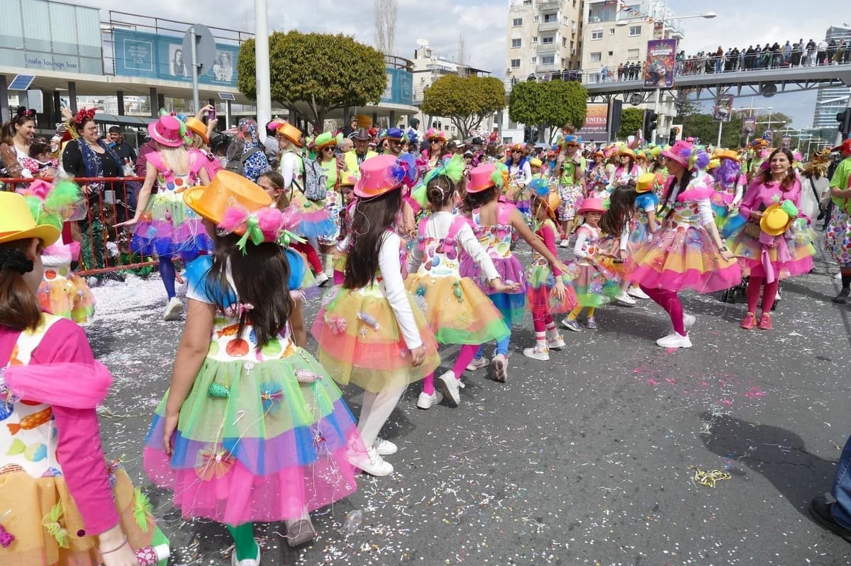 利马索尔因狂欢节游行而封路