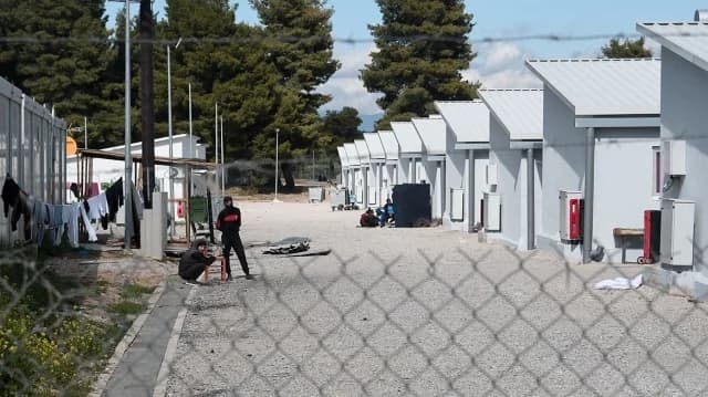 Ριτσώνα: 20χρονος μαχαιρώθηκε σε δομή μεταναστών, αναζητείται ο δράστης