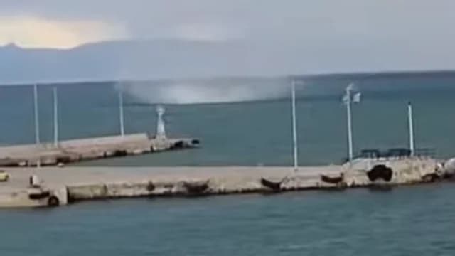 В Рафине, Греция, образовался водяной смерч