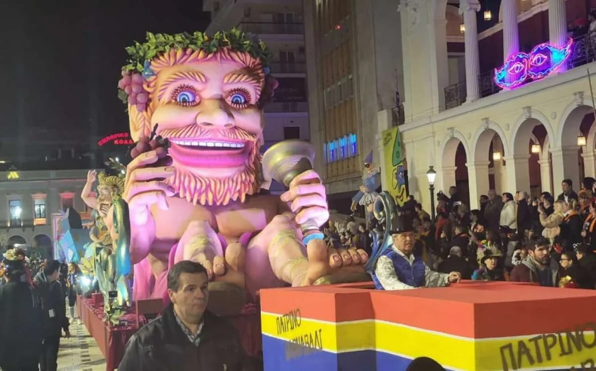 מצעד הלילה יוצא לדרך בפטרס עם 50,000 חוגגי קרנבל