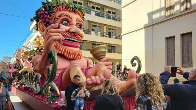 Carnaval de Patras: Impresionante desfile con 50.000 carnavaleros