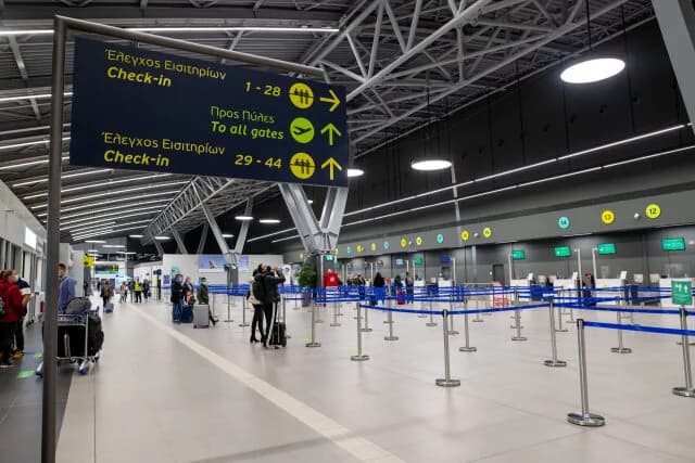 Detenido un hombre de 30 años por acoso en vuelo a Tesalónica